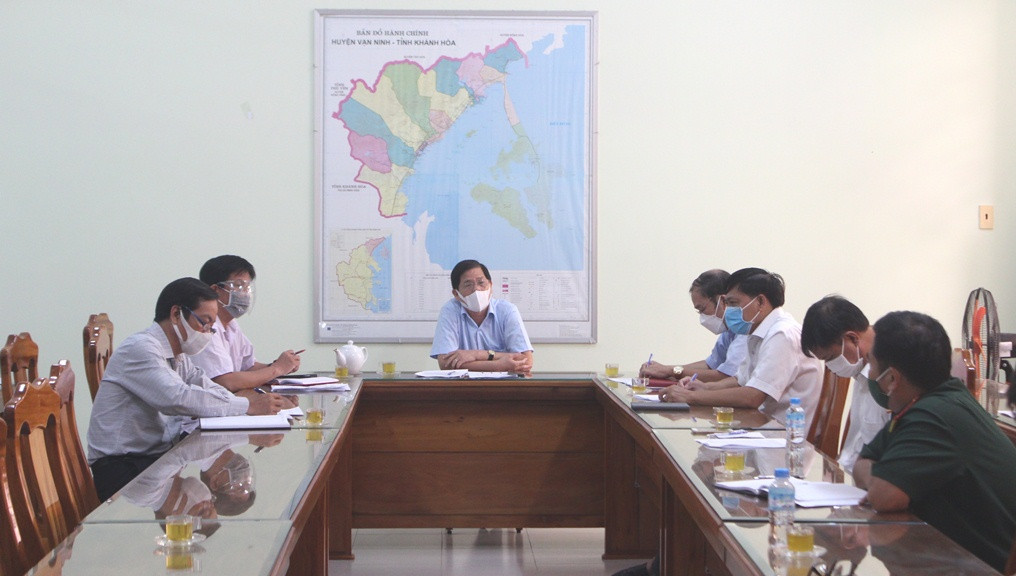 Ông Nguyễn Tấn Tuân làm việc với lãnh đạo huyện Vạn Ninh về công tác phòng, chống dịch Covid-19.