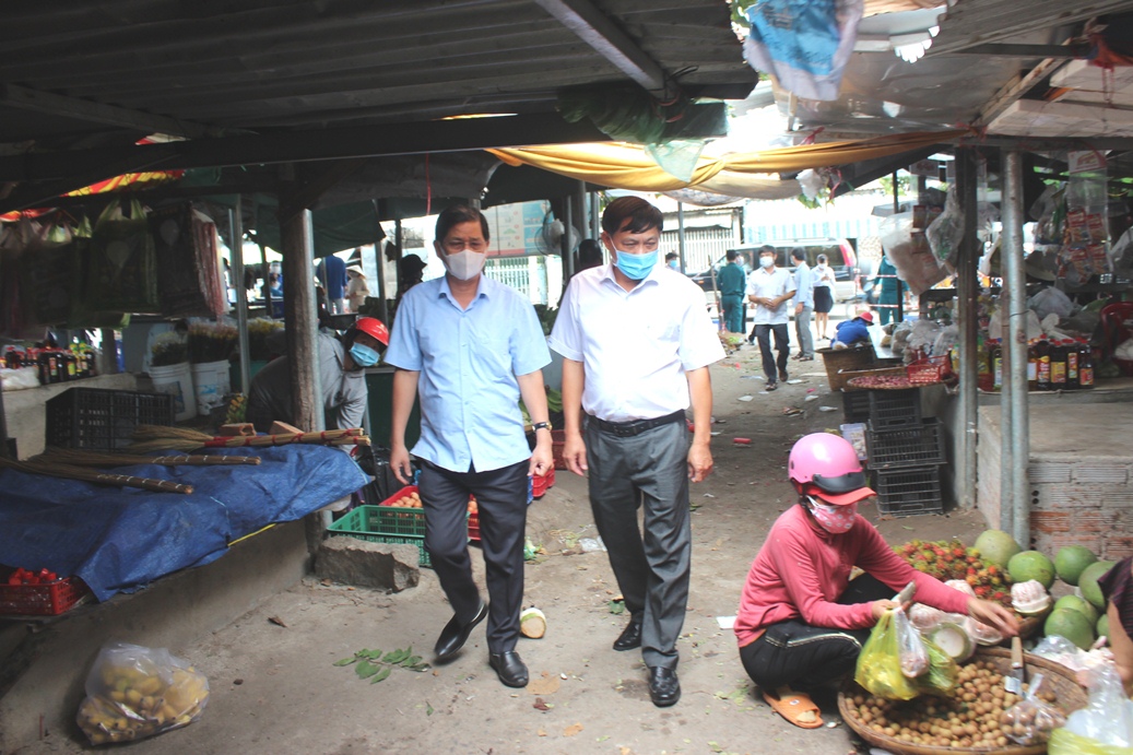 Ông Nguyễn Tấn Tuân kiểm tra hoạt động buôn bán tại chợ Vạn Thắng.