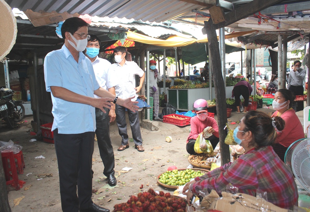 Ông Nguyễn Tấn Tuân thăm hỏi hoạt động mua bán của người dân.