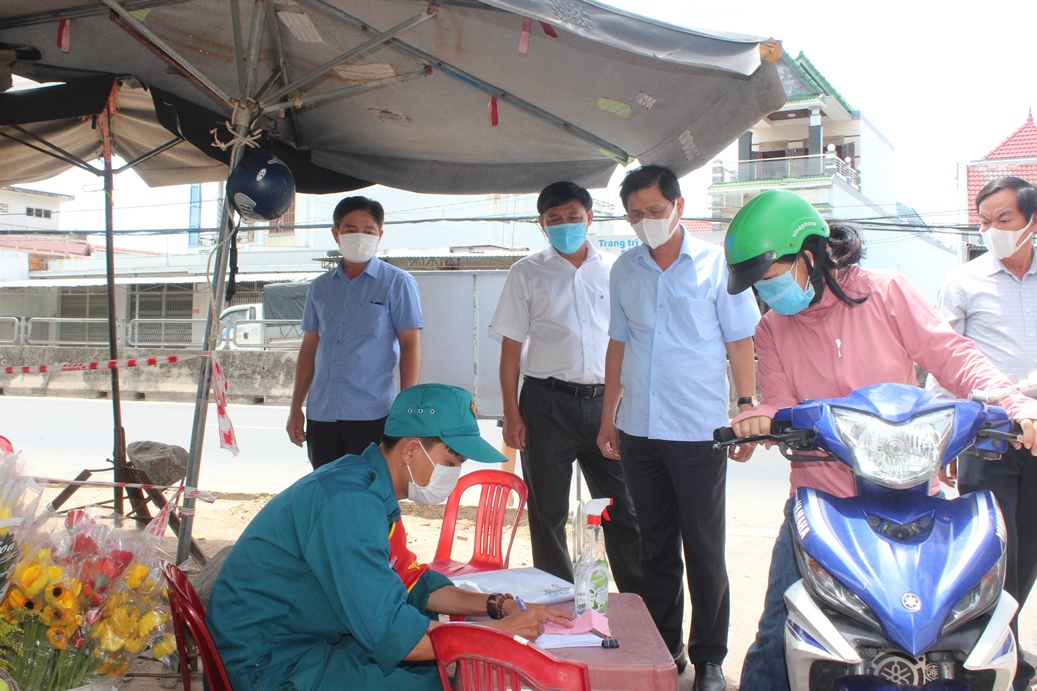 Ông Nguyễn Tấn Tuân kiểm tra công tác khai báo y tế của người dân khi vào chợ xã Vạn Lương.