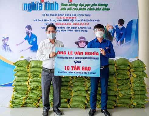 Công ty Cổ phần Du lịch & Dịch vụ ăn uống Minh Nhật trao gạo hỗ trợ.