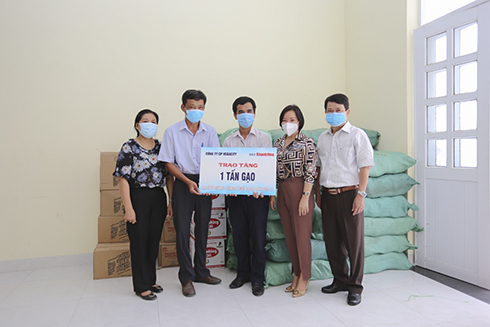 Khanh Hoa Newspaper and enterprise donate rice to 200 homes in Suoi Cat