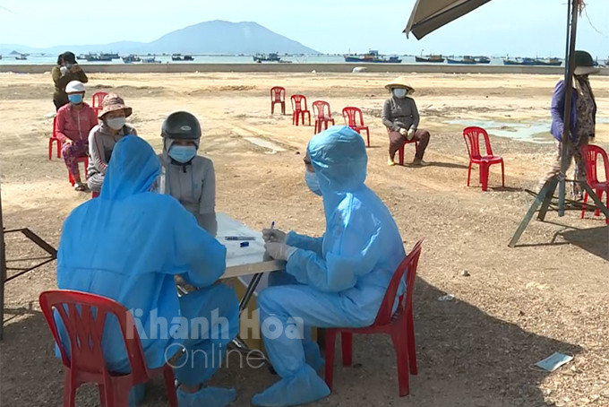 People in Van Ninh Commune are tested for COVID-19
