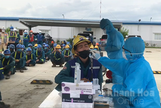 COVID-19 antigen rapid test for workers at an industrial zone in Ninh Thuy Ward, Ninh Hoa Town...