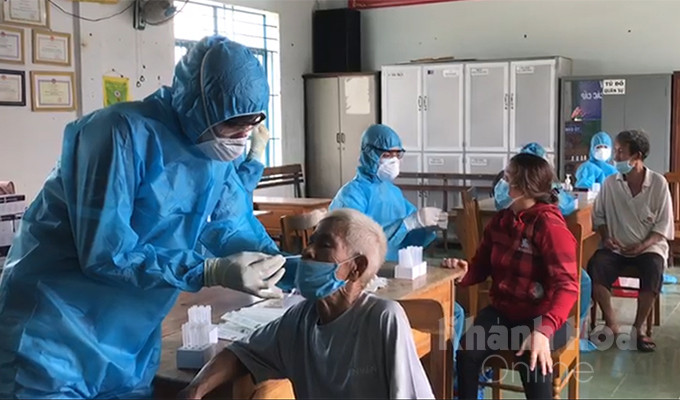 Performing COVID-19 antigen rapid test for people in Ninh Hiep Ward, Ninh Hoa Town 