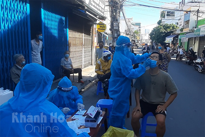 People in Phuoc Hoa Ward, Nha Trang City getting tested for COVID-19 