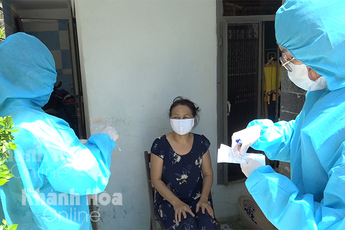 A woman in Vinh Phuoc Ward, Nha Trang City is tested for COVID-19 at her house