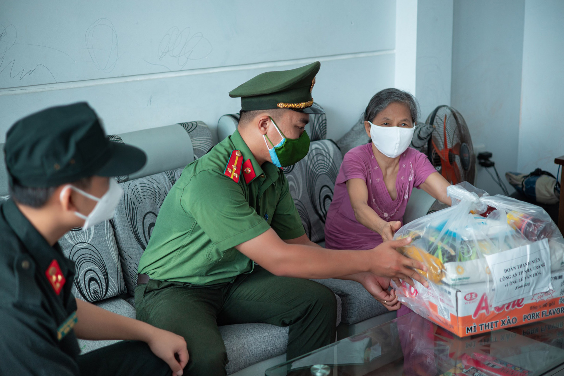 Các đơn vị trao quà cho người dân phường Vĩnh Nguyên