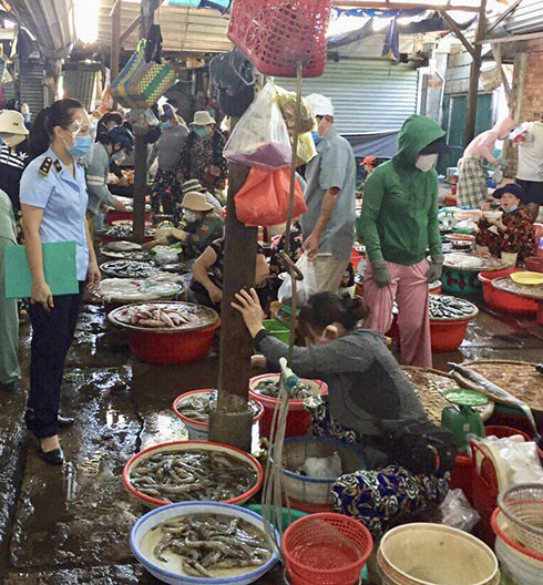 Lực lượng Quản lý thị trường nắm tình hình mặt hàng cá tại chợ Phước Thái