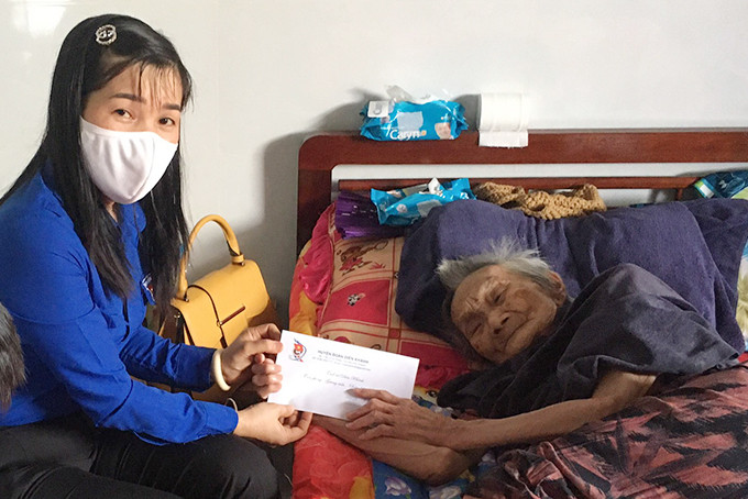 Huyện đoàn Diên Khánh thăm, tặng quà Mẹ Việt Nam anh hùng trên địa bàn huyện