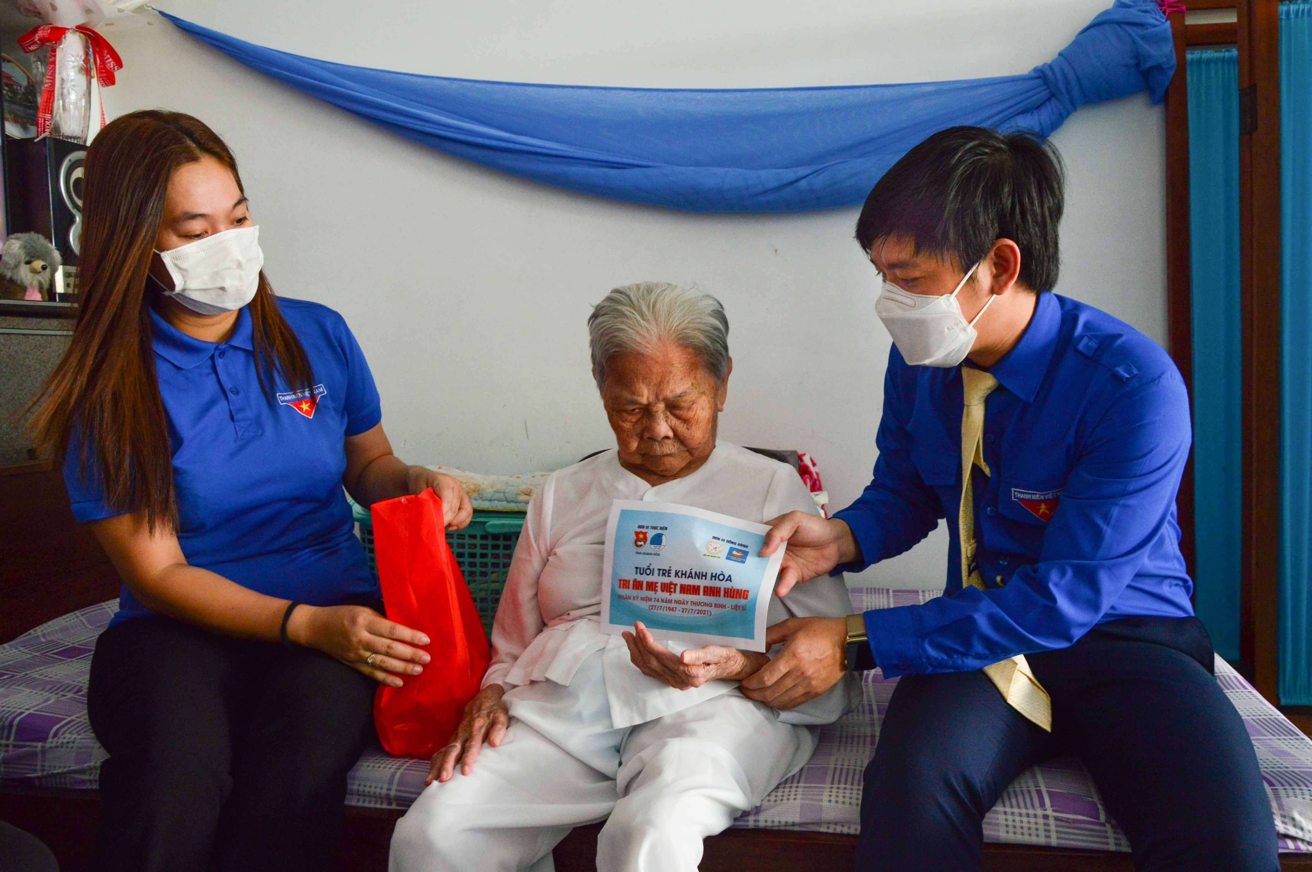 Tỉnh đoàn Khánh Hòa thăm, tặng quà nhân kỷ niệm 74 năm Ngày Thương binh - Liệt sĩ