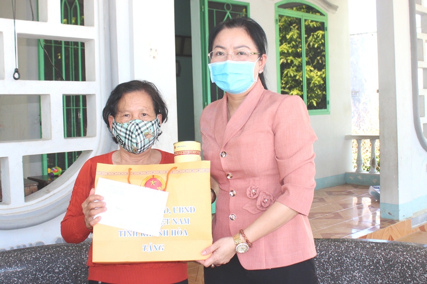 Thăm, tặng quà các gia đình chính sách tiêu biểu huyện Diên Khánh