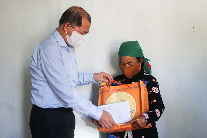 Lãnh đạo tỉnh Khánh Hòa thăm, tặng quà các gia đình chính sách tiêu biểu huyện Khánh Vĩnh