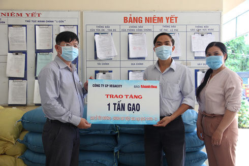 Lãnh đạo Báo Khánh Hòa trao quà hỗ trợ người dân của Công ty Cổ phần VegaCity cho đại diện UBND phường Vĩnh Hòa. 