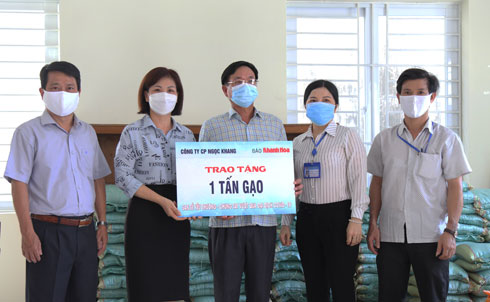 Lãnh đạo Báo Khánh Hòa (bìa trái) và Công ty Cổ phần Ngọc Khang (đứng giữa) trao quà hỗ trợ người dân phường Phước Long.