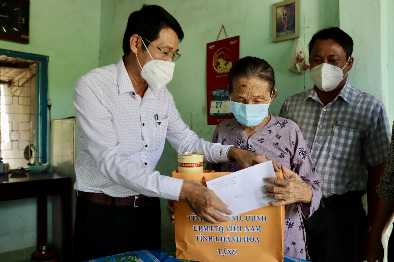 Ông Đinh Văn Thiệu tặng quà gia đình Phạm Thị Chưa (mẹ Việt Nam anh hùng xã Diên Toàn).
