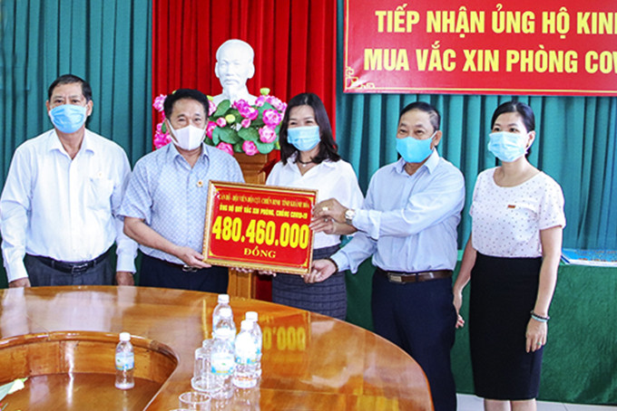 Hội Cựu chiến binh tỉnh bàn giao tiền ủng hộ Quỹ vắc xin  phòng Covid-19 cho UBMTTQ Việt Nam tỉnh.  
