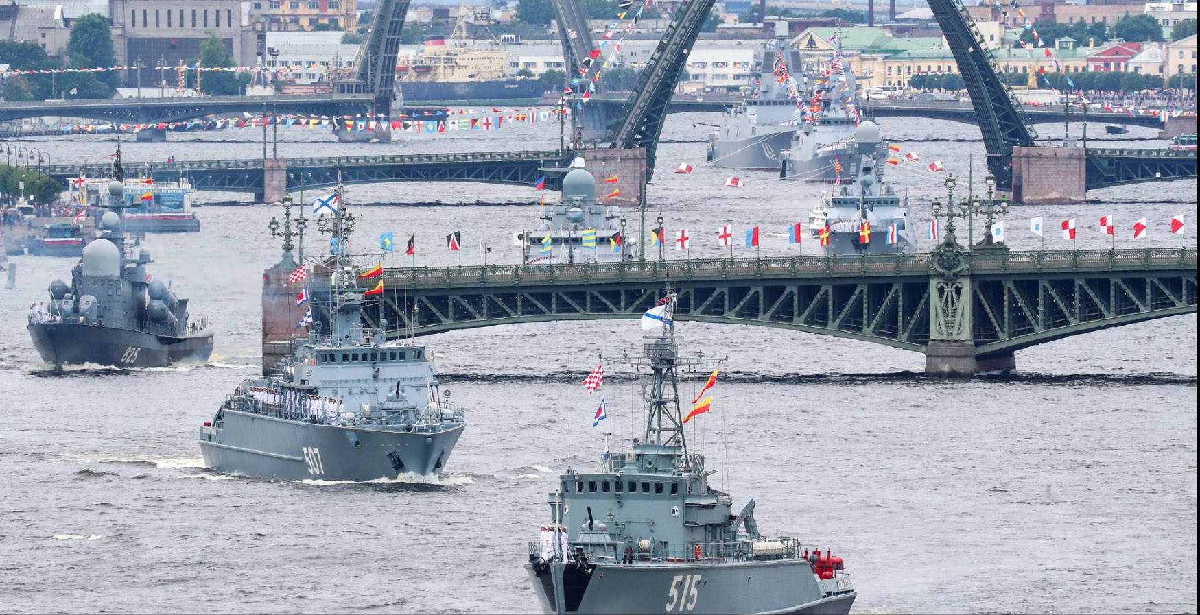  Tàu chiến Nga duyệt binh trên sông Neva. (Ảnh: TASS) 