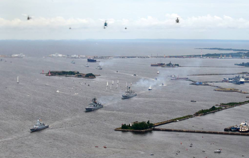 Tàu chiến và máy bay trực thăng Nga. (Ảnh: TASS) 