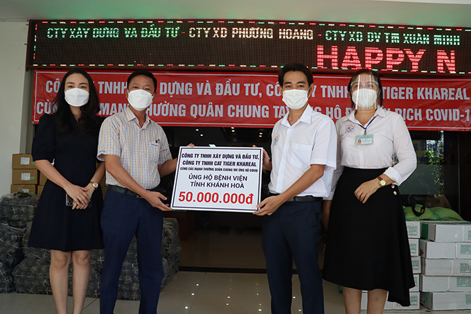 Trao quà hỗ trợ cho người dân trong các khu cách ly
