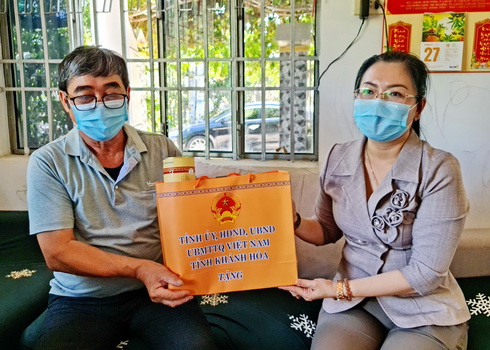 Bà Phạm Thị Xuân Trang đến thăm, tặng quà gia đình ông Nguyễn Văn Vân