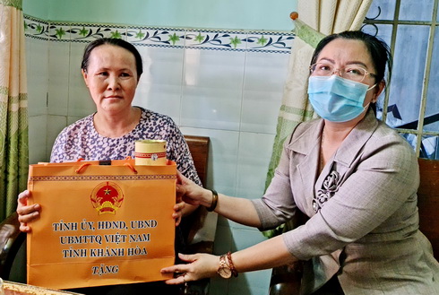 Bà Phạm Thị Xuân Trang đến thăm, tặng quà gia đình bà Đỗ Thị Hà 