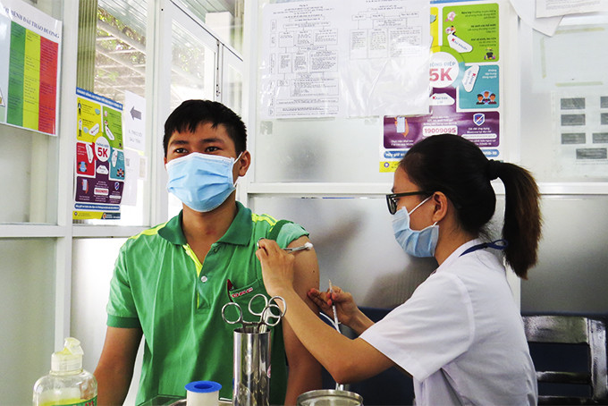 Cán bộ y tế tại Trung tâm Kiểm soát bệnh tật tỉnh tiêm vắc xin cho các đối tượng.