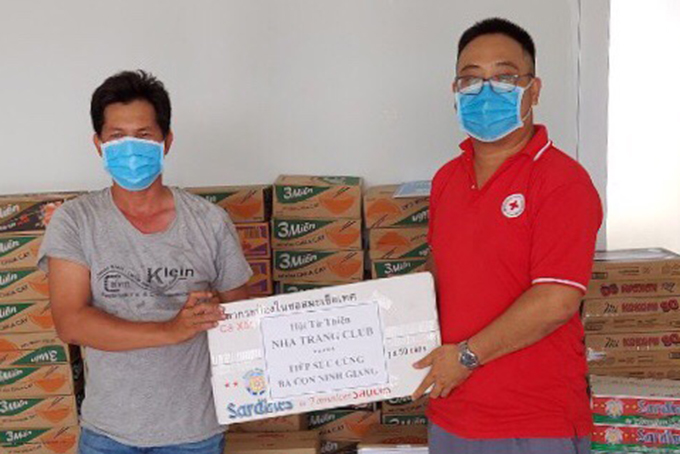 Đại diện Hội Chữ thập đỏ tỉnh trao quà cho người dân ở phường Ninh Giang