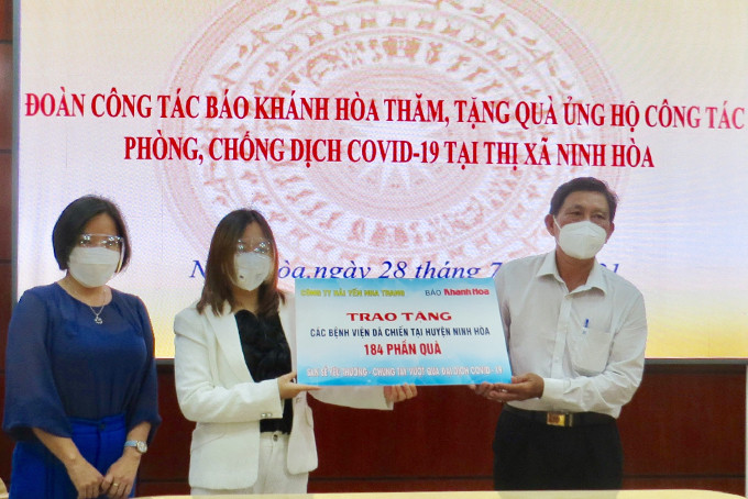 Trao tặng quà cho Bệnh viện dã chiến ở thị xã Ninh Hòa
