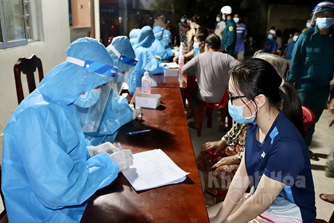 Cán bộ y tế lấy mẫu test nhanh Covid-19 cho người dân phường Ninh Thủy (thị xã Ninh Hòa)