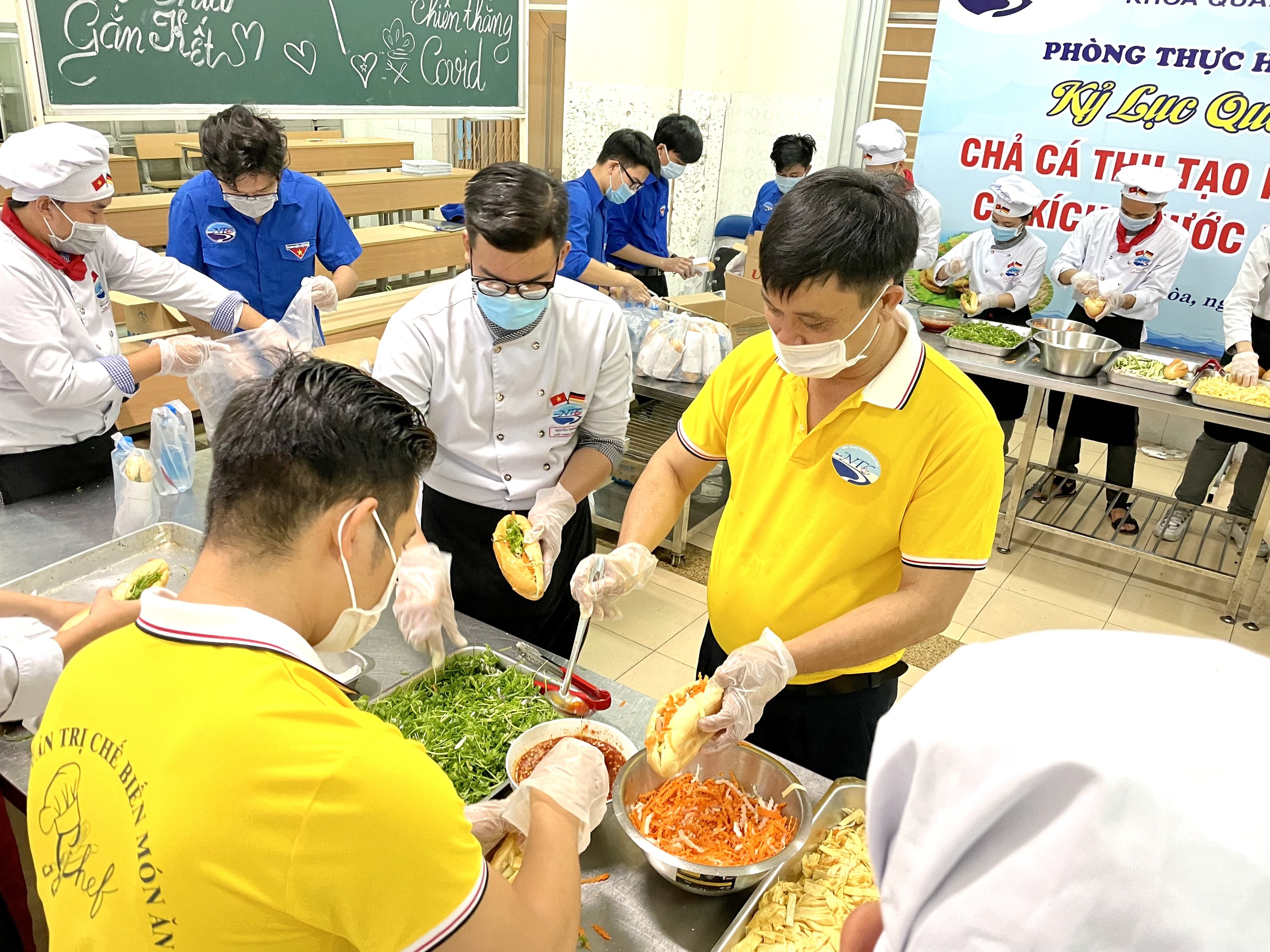 Trường Cao đẳng Du lịch Nha Trang hỗ trợ suất ăn cho người dân các khu cách ly, phong tỏa