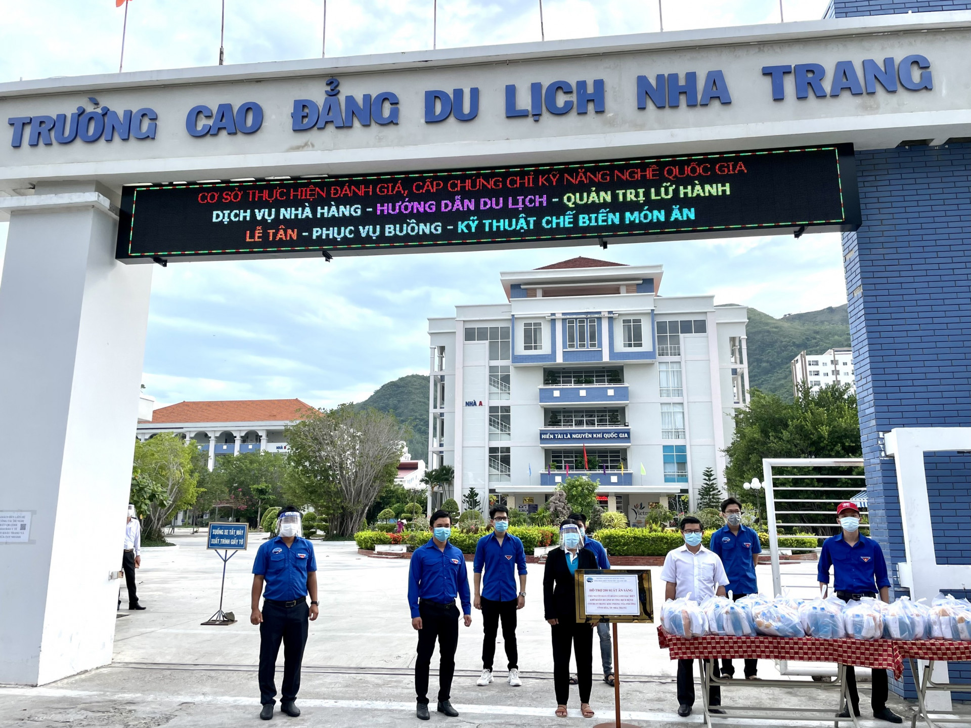 Trường Cao đẳng Du lịch Nha Trang hỗ trợ suất ăn cho người dân các khu cách  ly, phong tỏa - Báo Khánh Hòa điện tử