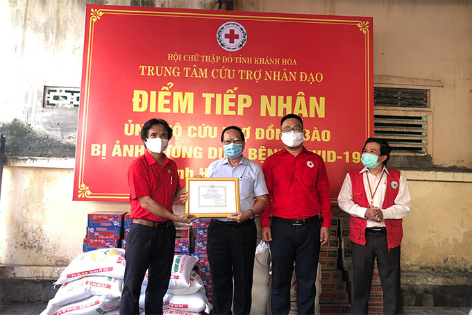Các cá nhân, đơn vị hỗ trợ cho Trung tâm cứu trợ nhân đạo của Hội Chữ thập đỏ tỉnh Khánh Hòa