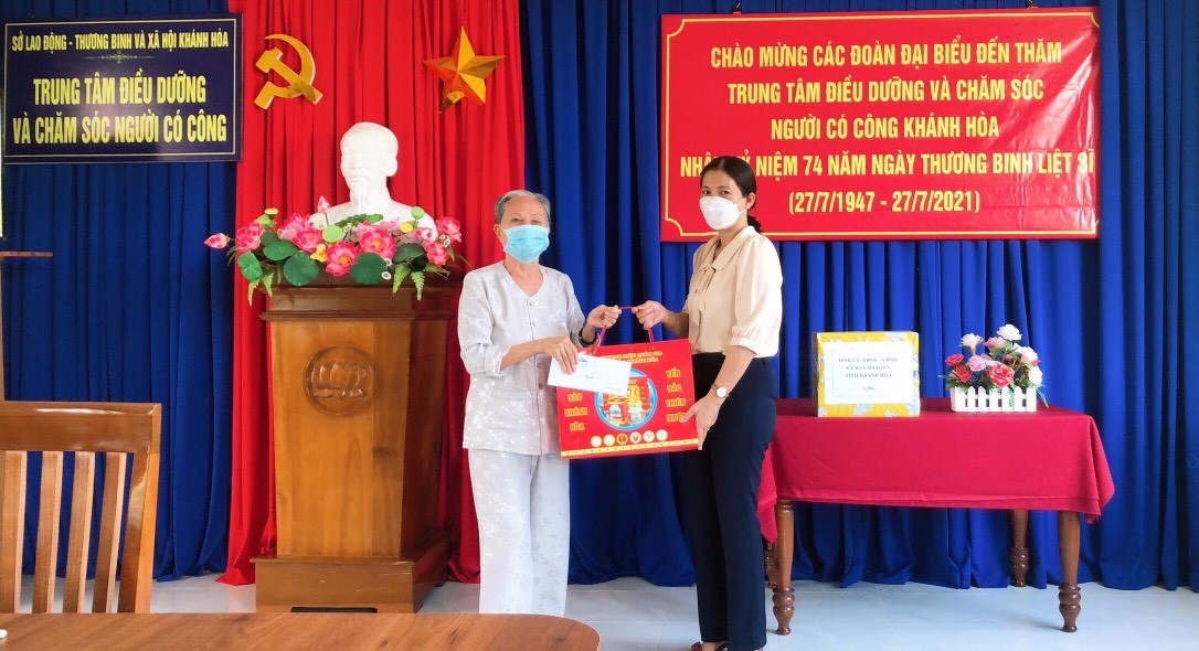 Lãnh đạo Trung tâm Điều dưỡng và chăm sóc người có công tỉnh trao quà của Công ty TNHH Tâm Hương cho người có công với cách mạng.