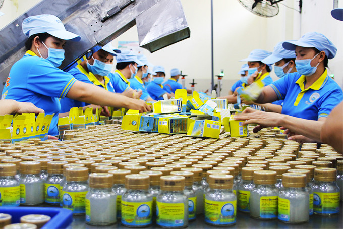 Sản xuất trong điều kiện phòng, chống dịch Covid-19  tại Công ty Cổ phần Nước giải khát Yến sào Khánh Hòa. Ảnh: Đ.LÂM