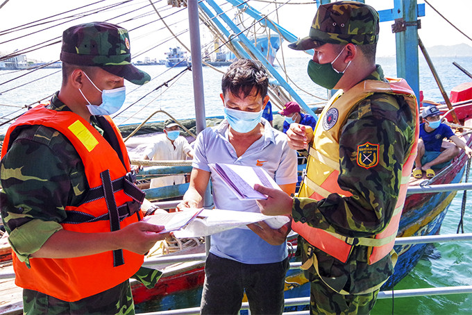 Lực lượng Đồn Biên phòng Cam Ranh kiểm tra tàu cá và ngư dân trên vịnh Cam Ranh.
