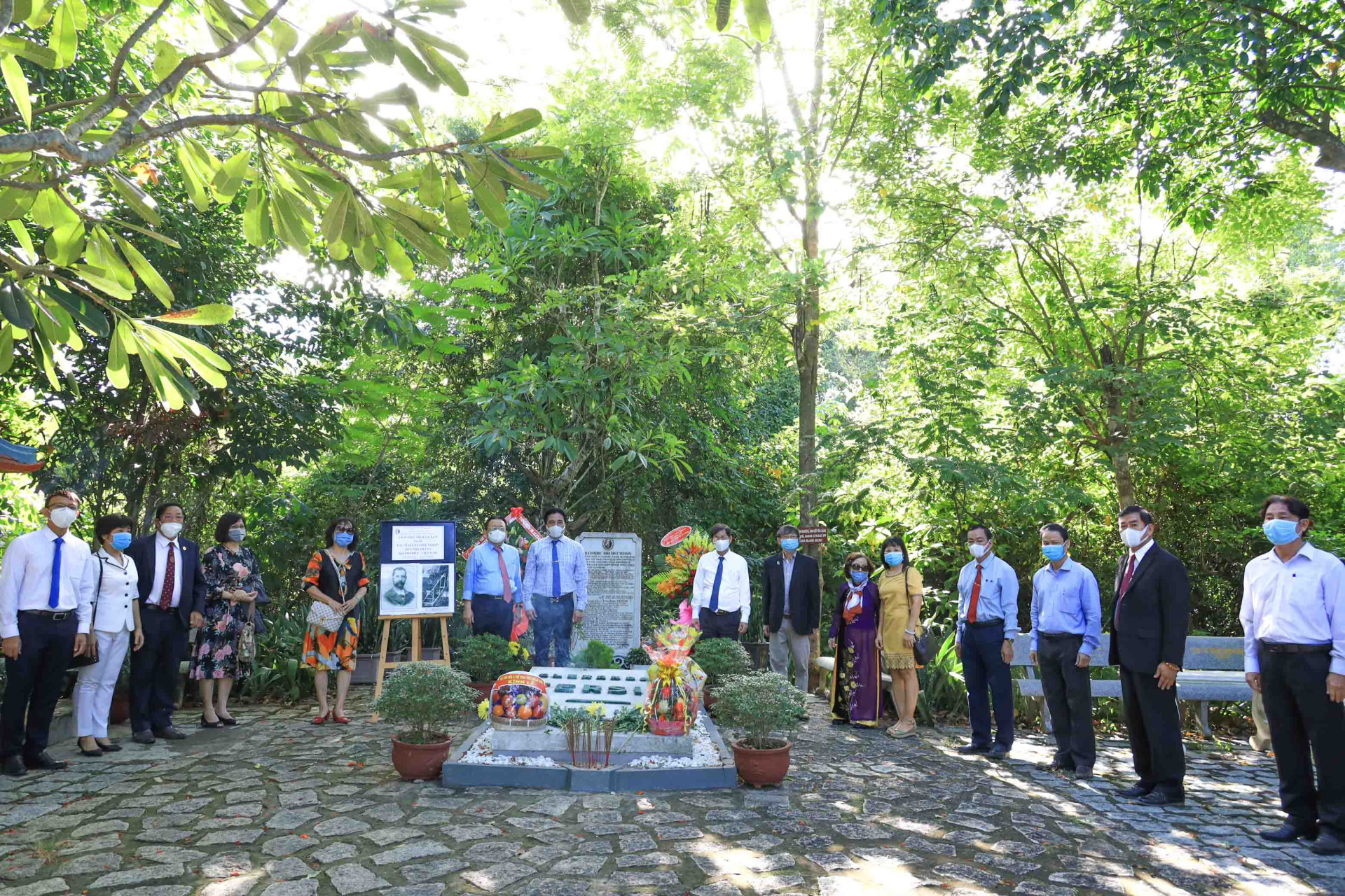 Các đại biểu chụp hình lưu niệm bên mộ phần bác sĩ A.Yersin. 