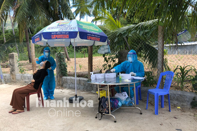 Lấy mẫu xét nghiệm Covid-19 tại xã Vĩnh Lương, TP. Nha Trang