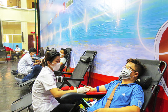  Đoàn viên, thanh niên tham gia hiến máu trong chương trình “Hành trình Đỏ”.
