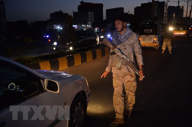 Nhân viên an ninh Afghanistan kiểm tra một phương tiện tại chốt kiểm soát ở tỉnh Herat. (Ảnh: AFP/TTXVN)