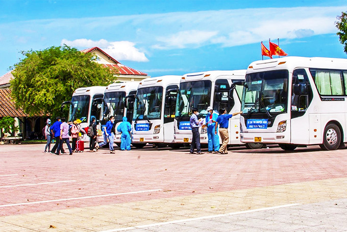 Các sinh viên được Trường Đại học Nha Trang hỗ trợ xe đưa về quê.  