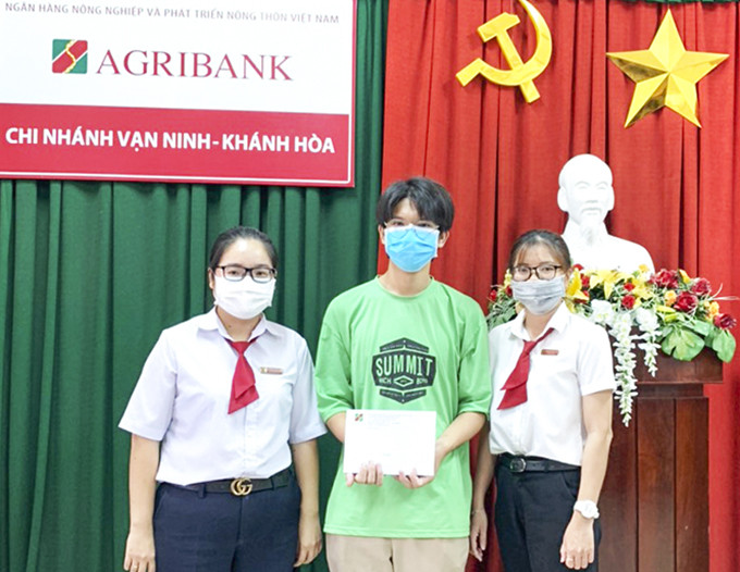 <p style="text-align: justify;">Đại diện Agribank Vạn Ninh trao hỗ trợ cho em Trần Trọng Thắng.</p>