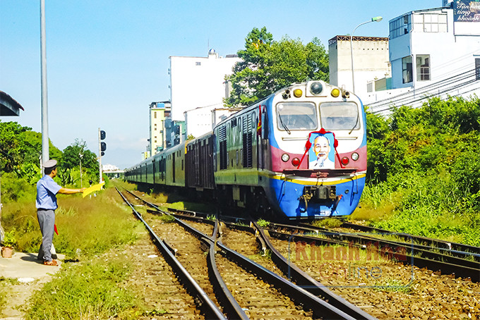 Vận tải đường sắt Nha Trang gặp nhiều khó khăn,  trên đường sắt Bắc - Nam chỉ còn chạy duy nhất  một đôi tàu khách.