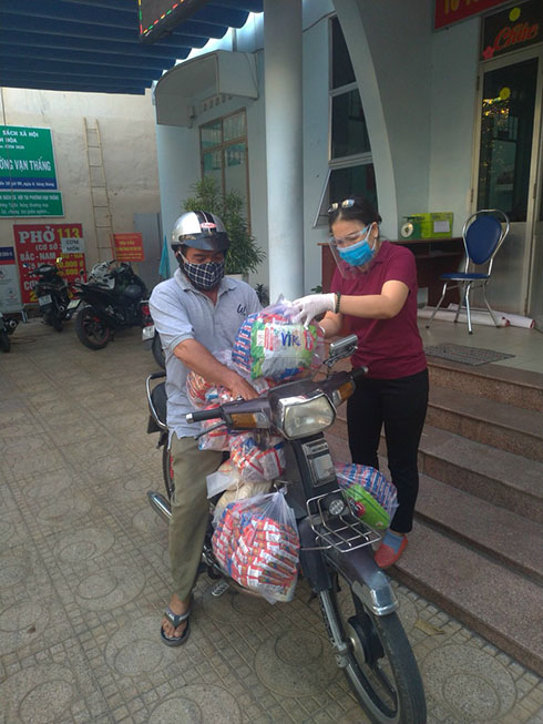 Chuẩn bi chở quà xuống cho người dân