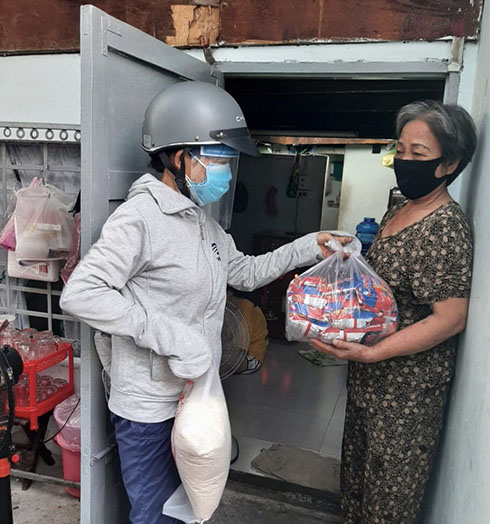 Đại diện Ban công tác mặt trận trao quà cho các hộ dân