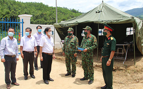 Ông Nguyễn Tấn Tuân đến thăm, tặng quà lực lượng làm nhiệm vụ tại Cơ sở cách ly y tế tập trung phòng chống dịch Covid-19 tại Trường Trung cấp nghề dân tộc nội trú Khánh Sơn.