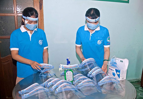 Sau 2 ngày cả trăm tấm chắn đã được hoàn thành