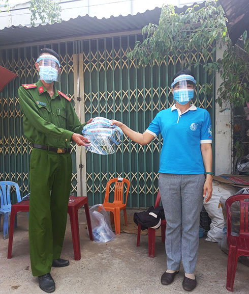 Bà Nguyễn Thị Thu Thủy - Chủ tịch Hội Phụ nữ xã Ninh Trung trao tấm chắn giọt bắn cho lực lượng làm nhiệm vụ.