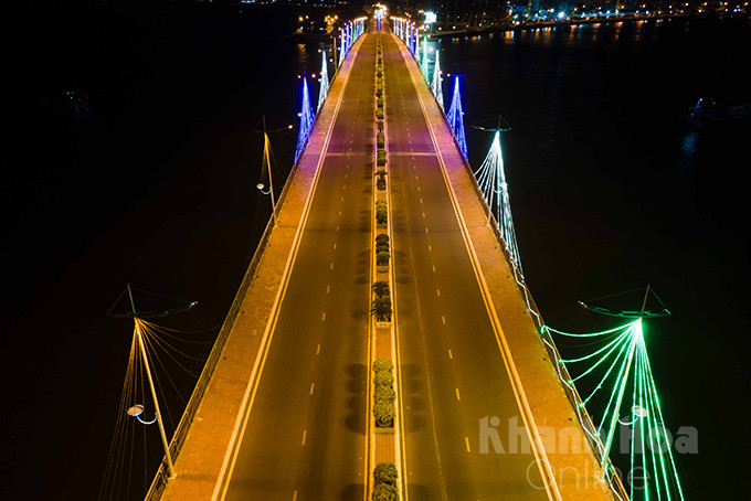 Cầu Trần Phú không một bóng xe cộ, hình ảnh rất hiếm gặp nếu ở trong điều kiện bình thường