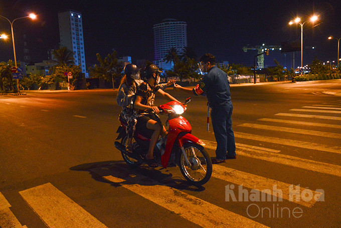 Chốt kiểm soát phòng, chống dịch của phường Xương Huân kiểm tra người di chuyển trên đường Trần Phú